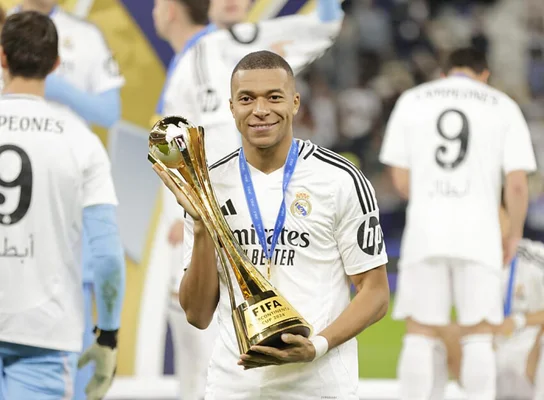 Kylian Mbappé levant le trophée FIFA avec ses coéquipiers du Real Madrid