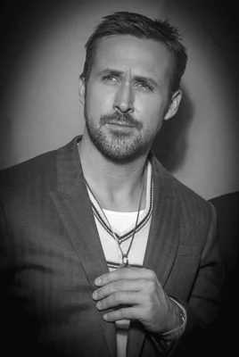 Portrait artistique en noir et blanc de Ryan Gosling portant un blazer et tenant un collier.