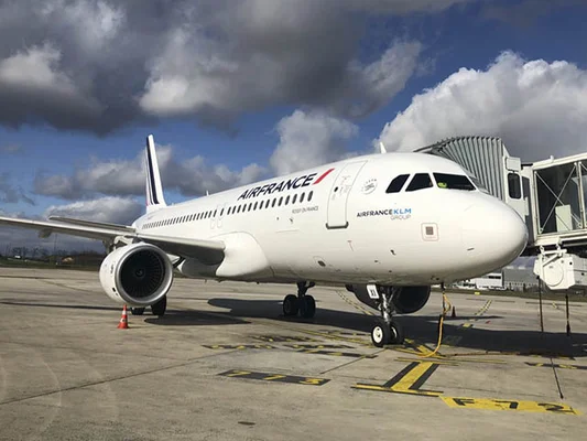 Un appareil Air France KLM à quai sur le tarmac aéroportuaire.