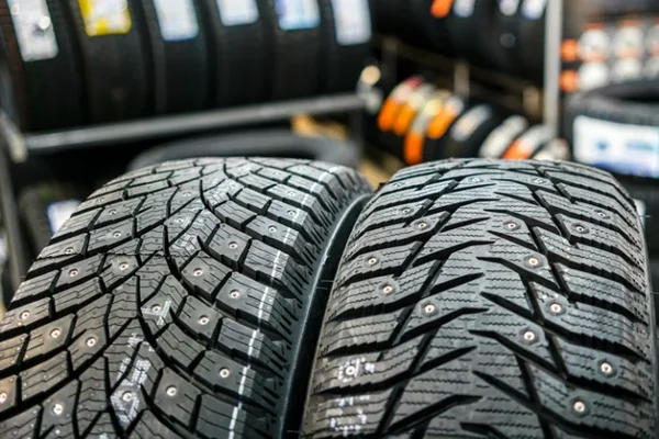 Les pneus cloutés sont-ils autorisés en France ? | Motointegrator