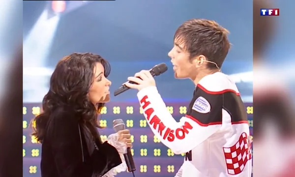 Jenifer et Grégory Lemarchal interprétant Donne-moi le temps lors de la Star Academy 4.