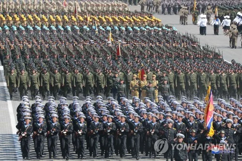 Des troupes nord-coréennes marchant en formation lors d'un défilé militaire à Pyongyang.