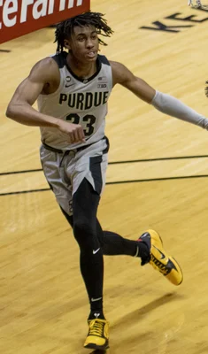 L'intérieur de l'United Center, domicile des Chicago Bulls, avec le logo sur le parquet.