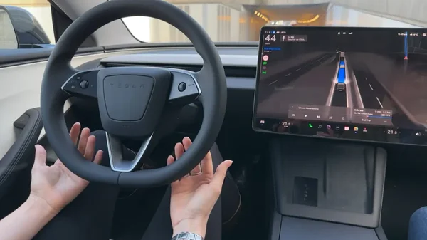 Vue de l'intérieur d'une Tesla avec le système de navigation actif.