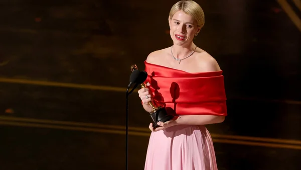 La gagnante tenant sa statuette à la cérémonie des Oscars 2026.