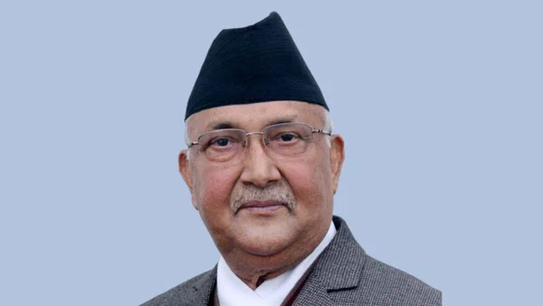 K.P. Sharma Oli en costume sombre et chapeau noir traditionnel à New Delhi en février 2016.