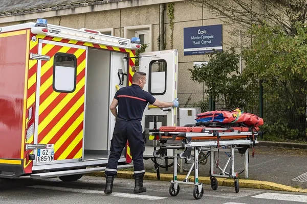 Intervention des secours devant le bureau de vote de l'école Marie-François Sadi Carnot