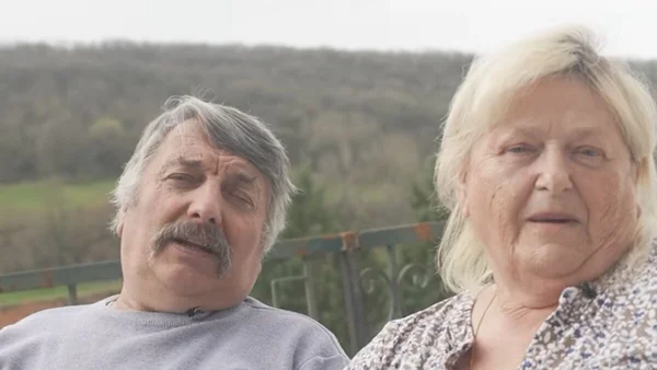 Didier et sa nouvelle compagne assis en pleine nature.