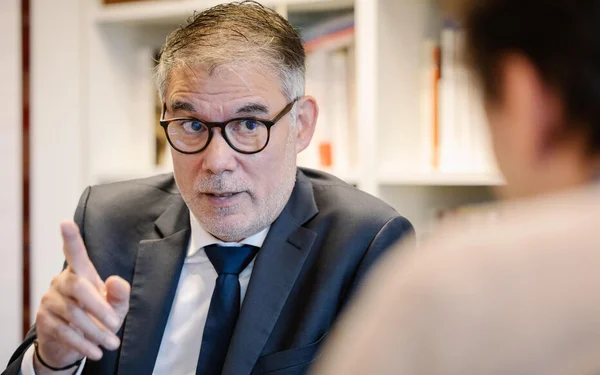 Olivier Faure s'exprimant et gesticulant lors d'un échange.