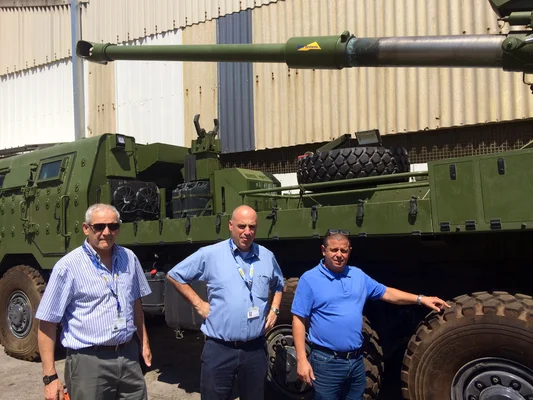 Eitan Cabel et Avi Mizrahi devant un canon automoteur ATMOS lors d'une visite d'une usine d'Elbit Systems.