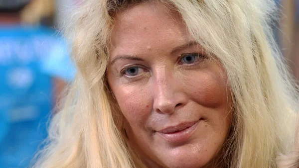 Loana Petrucciani devant un fond de velours rouge.