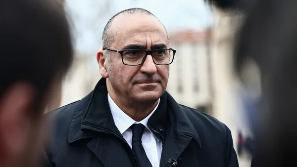 Laurent Nuñez affichant un air sérieux en milieu urbain.