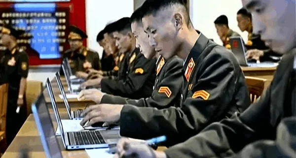 Illustration de travailleurs informatiques nord-coréens en uniforme militaire travaillant sur des ordinateurs portables
