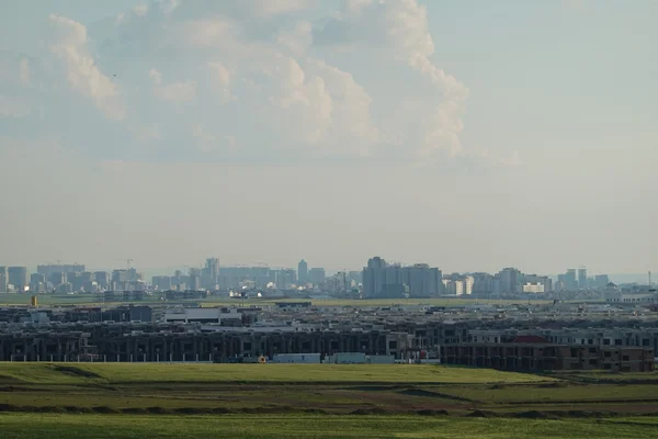 Détail d'un uniforme militaire avec l'insigne FRANCE bleu, blanc et rouge visible sur le bras.