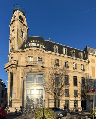 Panneau tenu par des mains avec l'inscription 'Etudiant.e.s en galère' et 'Mare d'être précaires'.