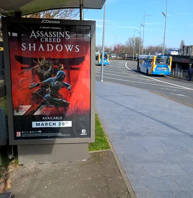 Publicité pour le jeu vidéo Assassin's Creed Shadows dans le centre-ville de Newport.