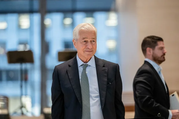 Jamie Dimon, PDG de JPMorgan Chase, portant un costume foncé et une cravate.