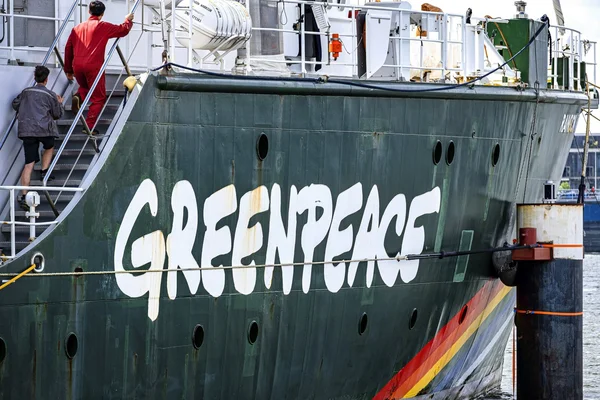 Le navire de Greenpeace impliqué dans une action au port de Dunkerque.