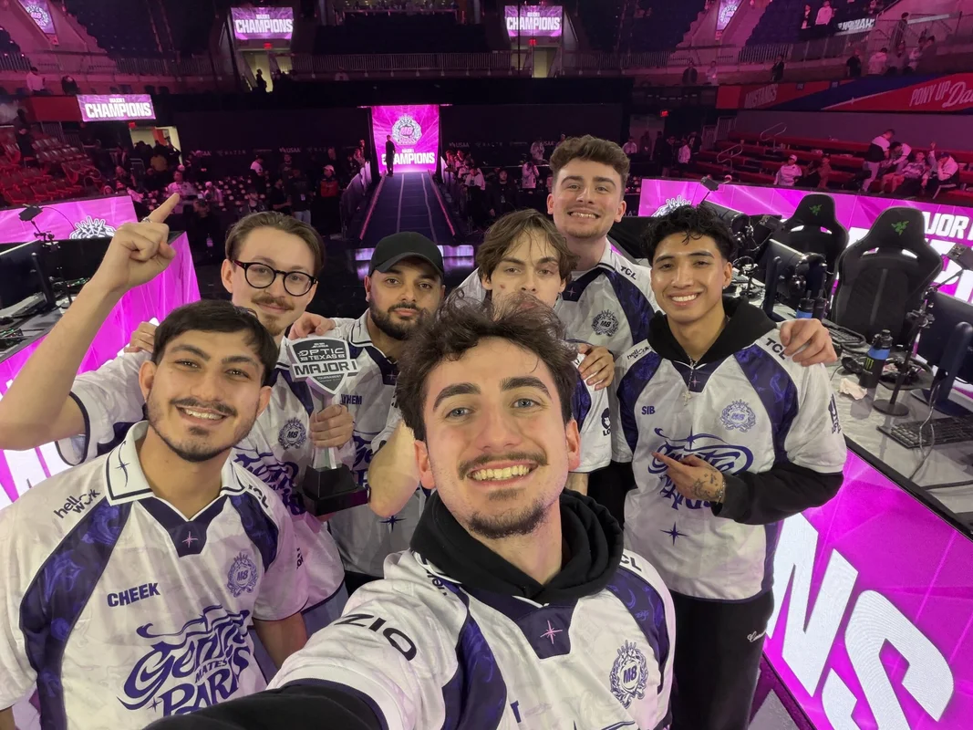 L'équipe Gentle Mates couronnée championne du Major I avec le trophée en main.