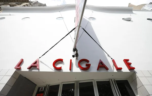 Détail de la façade de La Cigale avec son inscription rouge et ses fenêtres arrondies.