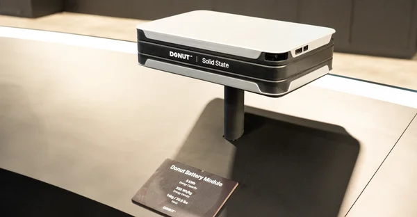 Module de batterie Donut affiché sur un présentoir lors d'une exposition ou showroom