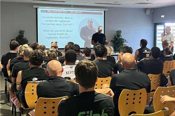 Session de sensibilisation sur la santé mentale destinée aux joueurs de rugby.