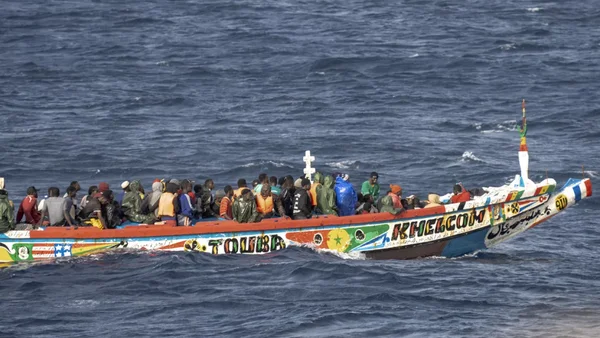 Embarcation de migrants 'TOUBA' naviguant en haute mer.