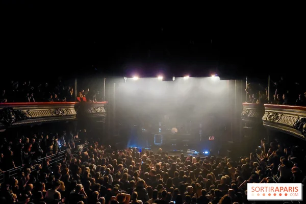 Ambiance électrique à La Cigale lors d'un concert avec balcons ornés.