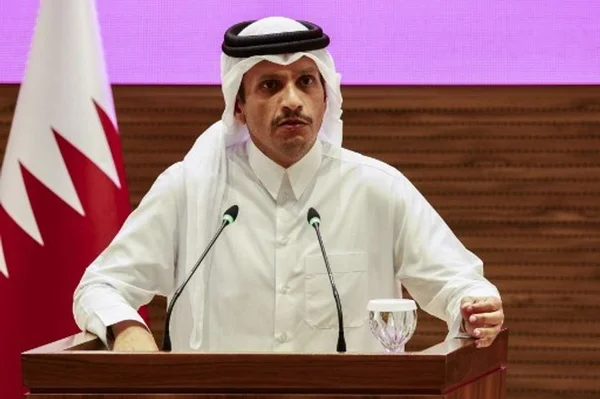 Le Premier ministre du Qatar s'exprime lors d'une conférence de presse officielle.