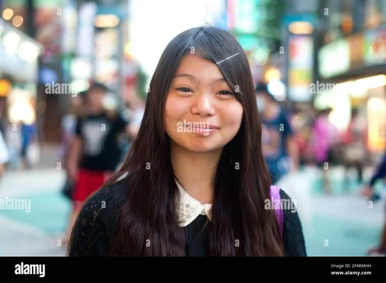 Portrait de la jeune fille taïwanaise dans la ville Photo Stock - Alamy