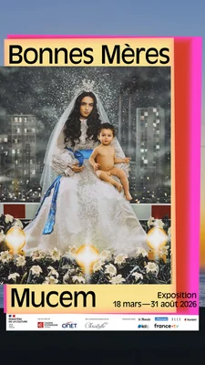 Affiche de l'exposition « Bonnes Mères » au Mucem (mars-août 2026) avec une femme en robe de mariée et un bébé.