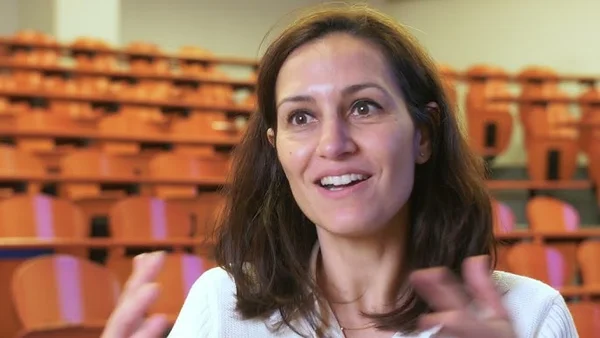 Magali Lafourcade souriante devant un écran lors d'un enregistrement.