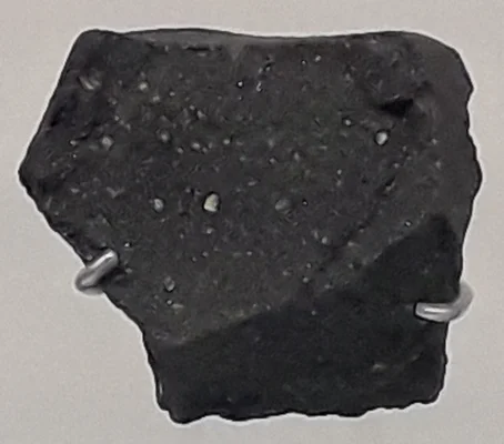 Fragment de la météorite Murchison exposée au Muséum national d'histoire naturelle de Paris.