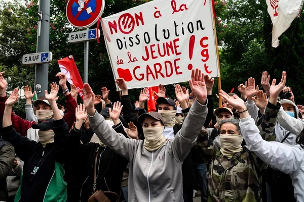 Manifestation avec un panneau « NON à la Dissolution de la JEUNE GARDE! ».