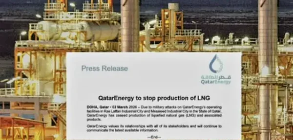 Le communiqué de QatarEnergy sur l'arrêt de la production de GNL affiché sur une installation de liquéfaction.