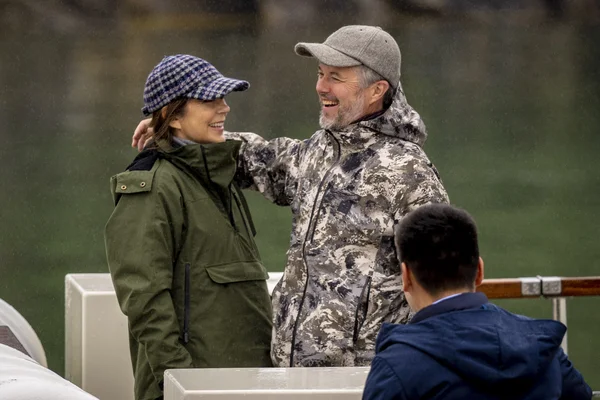 Le roi Frederik X arrive au Groenland près d'un navire militaire.