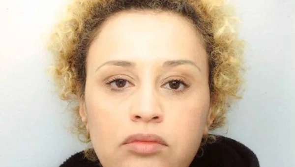 Lââm posant au naturel avec une coupe de cheveux courte et bouclée.