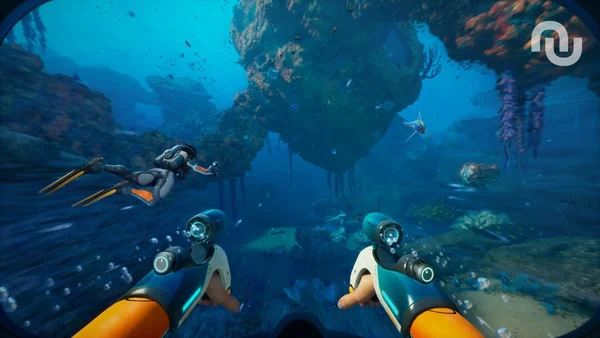 Vue sous-marine de Subnautica 2 montrant les mains du joueur, un plongeur à proximité et un environnement de coraux colorés.