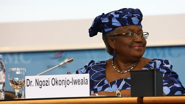 Ngozi Okonjo-Iweala en tenue colorée aux motifs géométriques.