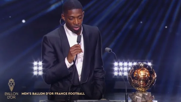 Discours d'un lauréat devant le trophée du Ballon d'Or France Football.