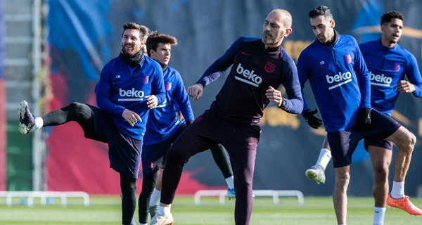 Joueurs du Barça lors d'un exercice d'échauffement collectif sur le terrain d'entraînement.