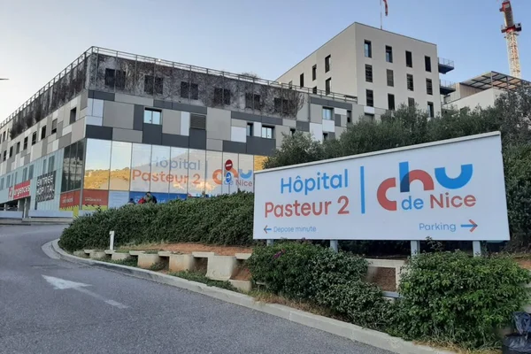 Entrée de l'hôpital Pasteur 2 du CHU de Nice