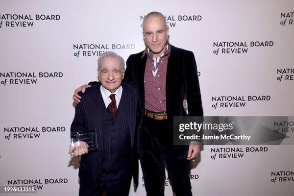Deux hommes lors d'une cérémonie du National Board of Review, l'un tenant un prix.