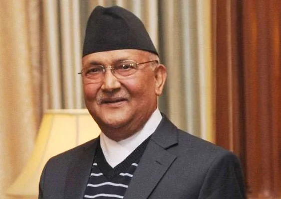 K.P. Sharma Oli, ancien Premier ministre népalais, en costume gris sur fond bleu.