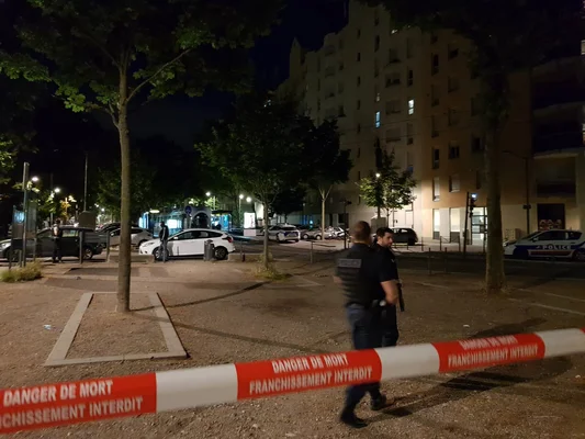 Opération de police nocturne à Villeurbanne avec un périmètre de sécurité renforcé.