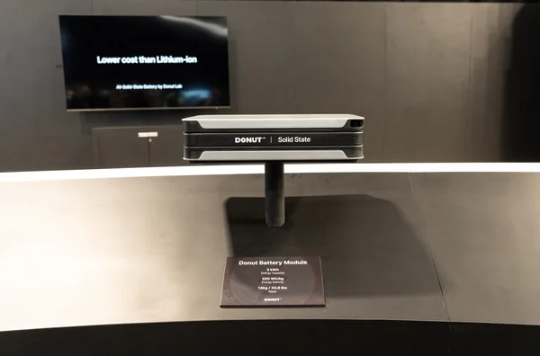 Module de batterie Donut Lab présenté sur un stand avec écran d'information.
