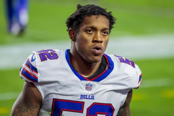 Un joueur des Buffalo Bills portant le maillot numéro 25 debout sur la pelouse du stade.