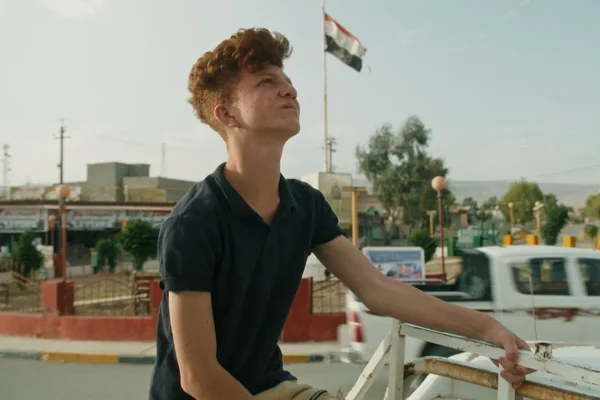 Marche de protestation avec une banderole dénonçant le génocide des Yézidis par l'EIIL préparé à Sinjar.