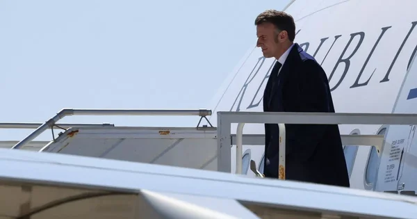 Emmanuel Macron descendant d'un avion à l'occasion de son déplacement au Japon.
