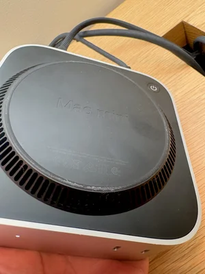 La face inférieure du Mac mini M4 photographiée à l'Apple Store de Nagoya.